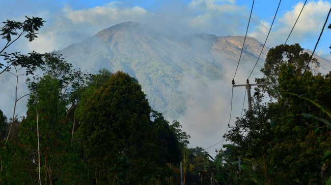 Indonesia memiliki empat tingkatan status aktivitas gunung api. Di Rusia, tingkatan status gunung api ditandai dengan warna hijau, kuning, oranye, dan merah.