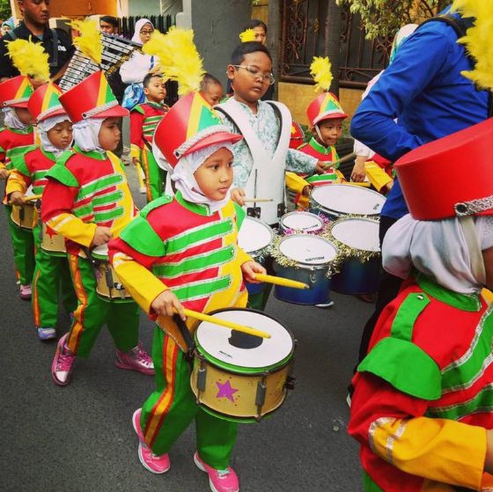<p>Ada juga lho yang menyambut tahun baru Hijriah dengan pawai drum band. (Foto: Instagram/hermanteol)</p>