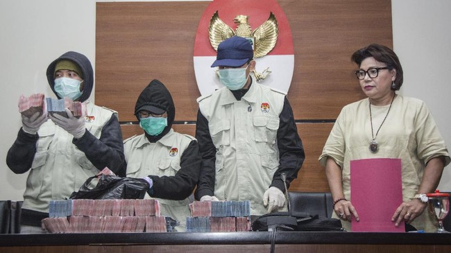 KPK menangkap CEO Cilegon United Football Club sesaat setelah melakukan tarik tunai sebanyak Rp800 juta yang diduga bakal diberikan kepada Wali Kota Cilegon.