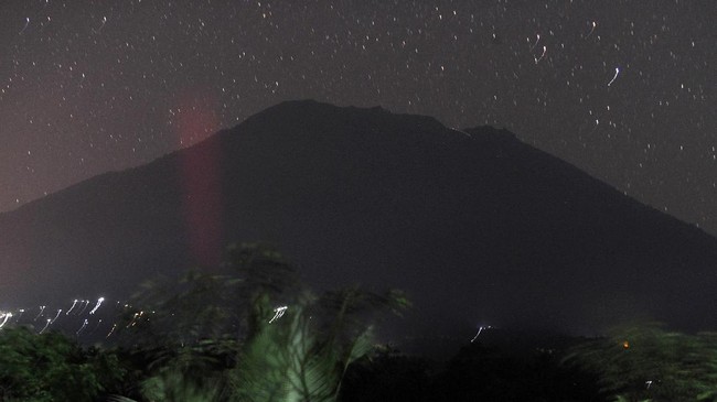 FOTO: Berlindung dari Potensi Amuk Gunung Agung