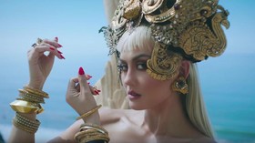'Long As I Get Paid' Agnez Mo Tuai Pujian YouTuber Asing