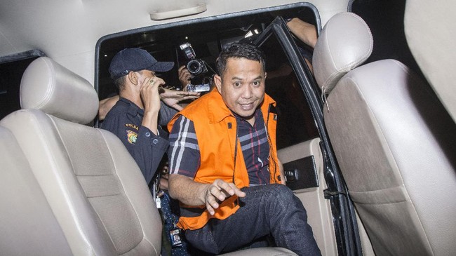 Wali Kota Cilegon Tubagus Iman Ariyadi punya karir politik yang mentereng. Kini karirnya itu harus tercoreng kasus dugaan suap pemulusan Amdal.