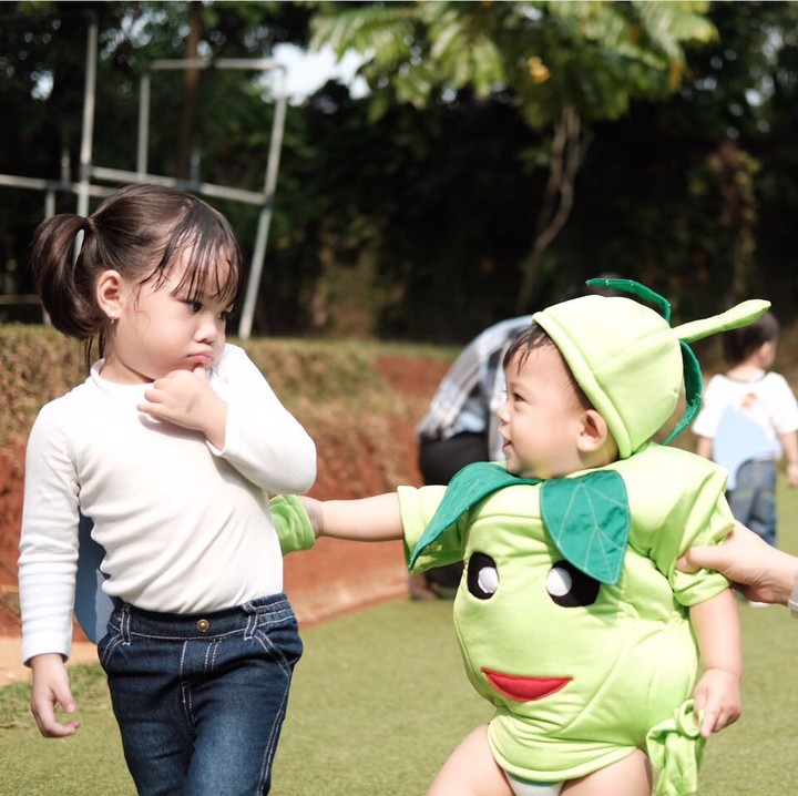 Kalau ini lagi main sama Kanaka, putranya Bunda Tya Arestya. (Foto: Instagram @gisel_la)