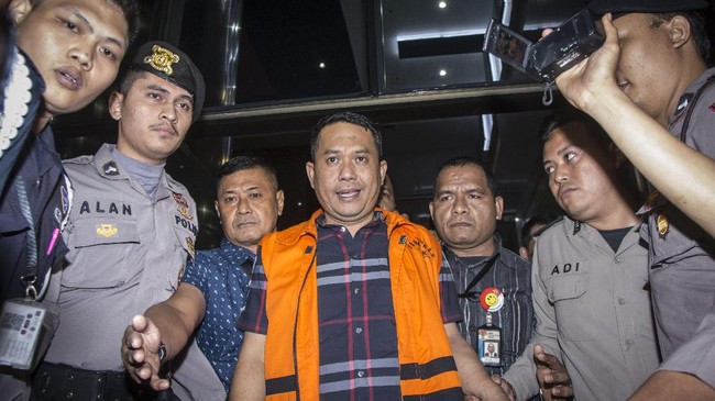 Wali Kota Cilegon, Tubagus Iman Ariyadi tidak menjadi pihak yang terjaring OTT KPK di Cilegon. Menurut Basaria Panjaitan, Iman datang menyerahkan diri ke KPK.