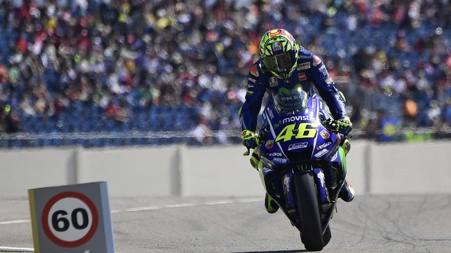 Maverick Vinales memuji penampilan Valentino Rossi yang bisa kompetitif di seri GP Aragon meski baru pulih dari cedera patah kaki.