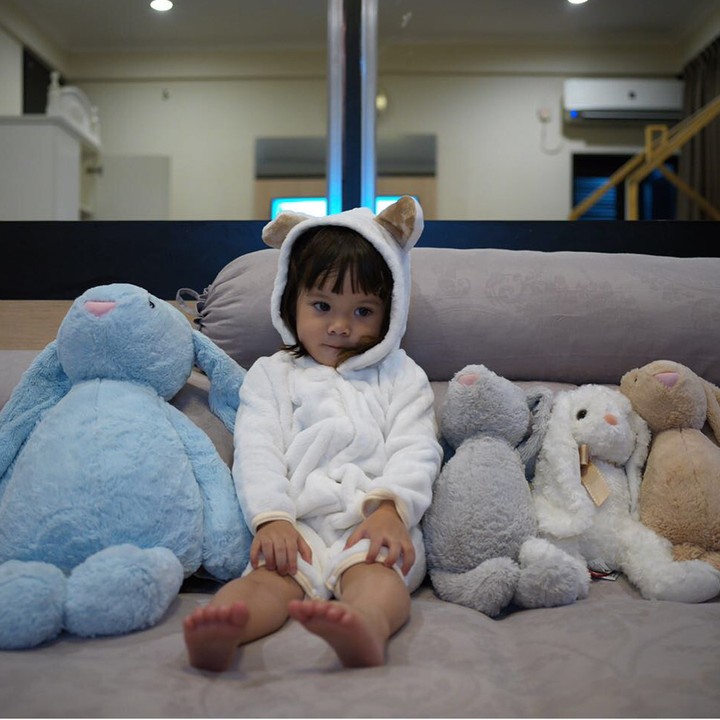 Berdandan ala boneka bareng boneka-boneka bikin Gempi makin menggemaskan. (Foto: Instagram @gisel_la)