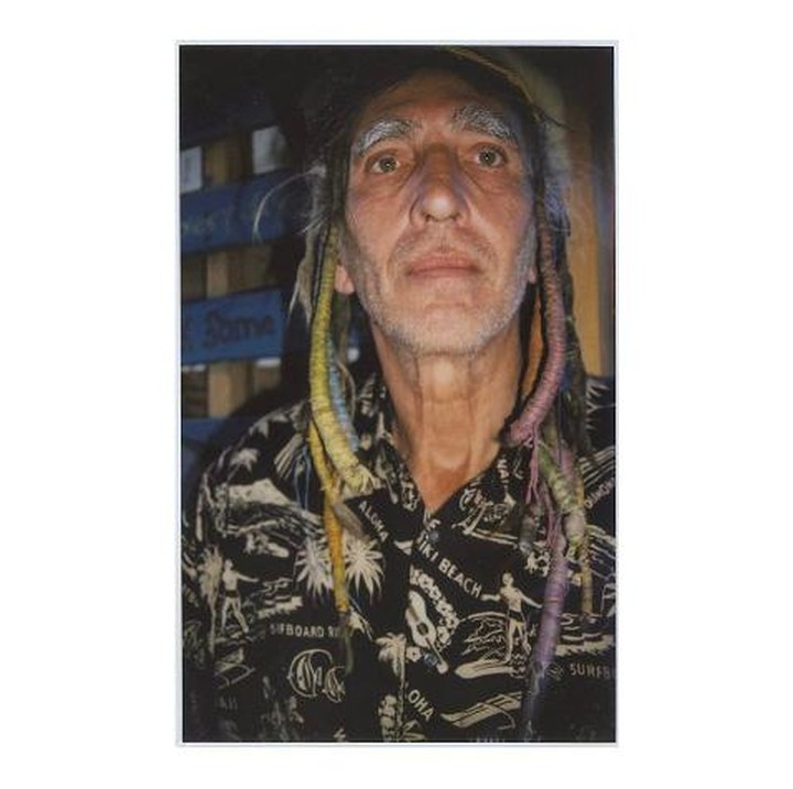 <p>Semua berawal dari sang ayah, Aaron Huey yang menghadiahinya kamera polaroid. (Foto: Instagram/ @hawkeyehuey)</p>