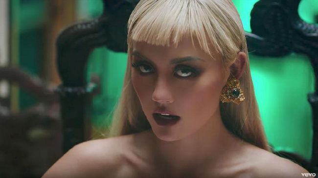 Agnez Mo mendapatkan cacian akibat mengaku "tidak berdarah Indonesia" dari netizen, bahkan ia dibandingkan dengan legenda badminton Susi Susanti.