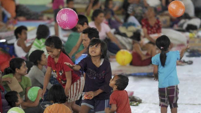 CNNIndonesia.com berkesempatan menghibur anak-anak pengungsi Gunung Agung di pengungsian sebagai bagian program trauma healing.