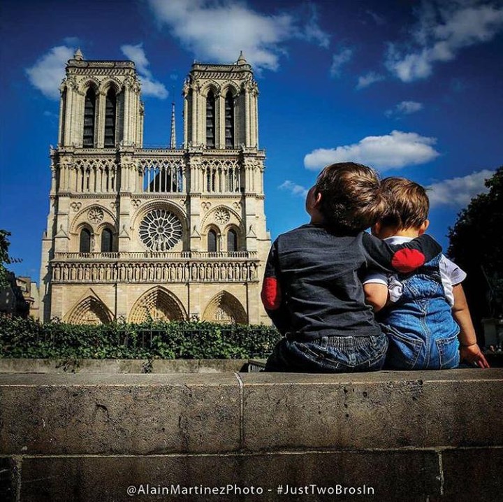<p>Asyiknya! Duduk santai di depan Notre Dame di Paris. (Foto: Instagram @justtwobrosin)</p>