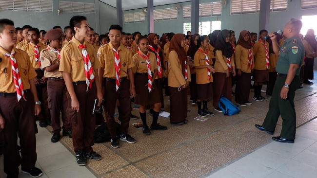 Sebanyak 557 siswa siswi SMK Negeri 2 Kotaraja, Jayapura, mendapat pembekalan wawasan kebangsaan dari Korem 172/PWY dan nonton bareng film G30S/PKI.