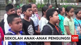 Anak-anak Pengungsi di Klungkung Mulai Belajar di Sekolah