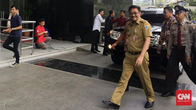 Ada sejumlah usulan anggaran dari DPRD yang dinilai Djarot tidak masuk akal. Misalnya seperti biaya perjalanan dinas luar negeri yang terlalu besar.