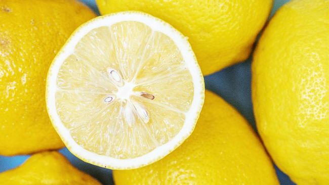 Banyak orang langsung mengoleskan perasan lemon ke kulit untuk mengatasi jerawat. Alih-alih bermanfaat, cara itu justru berpotensi merusak kulit.