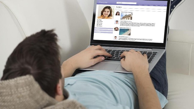 Aplikasi kencan online disinyalir menjadi wadah bagi para remaja untuk mencari teman kencan. Ujung-ujungnya ada dari mereka yang terlibat seks bebas.