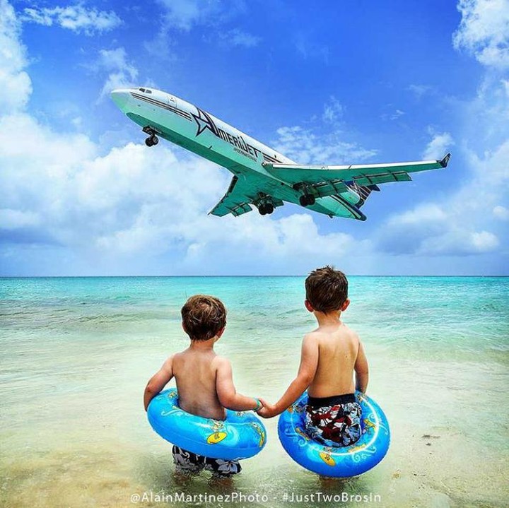 <p>Melihat pesawat mau landing yang super dekat di Maho Beach, St. Marteen. (Foto: Instagram @justtwobrosin)</p>
