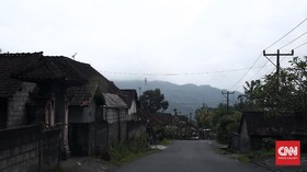 Menyusuri 'Desa Mati' di Zona Merah Gunung Agung