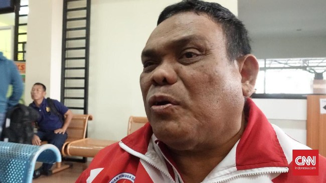 Salah satu atlet catur tunanetra berprestasi Indonesia, Edy Suryanto, turut menggunakan hak suara dengan ditemani istri dalam pemilu 2019 pada Rabu (17/4).