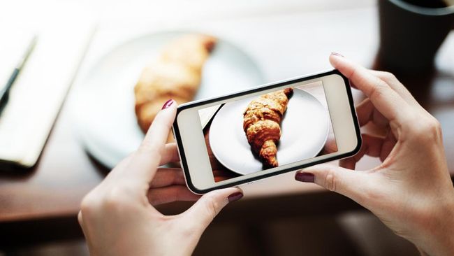 Memamerkan foto makanan di media sosial saat bulan Ramadan mengganggu keafdalan ibadah puasa.