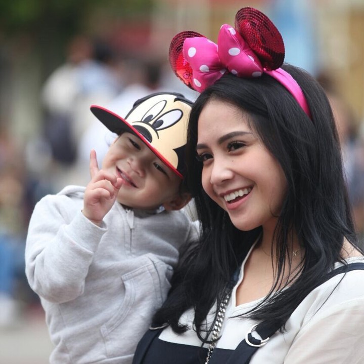 <p>Dua-duanya menggemaskan saat kompak pakai aksesori Mickey dan Minnie Mouse. (Foto: Instagram @raffinagita1717)</p>