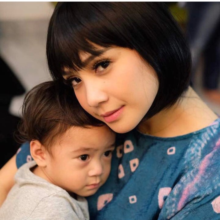 <p>Berambut pendek, Mama Gigi terlihat makin imut. (Foto: Instagram @raffinagita1717)</p>