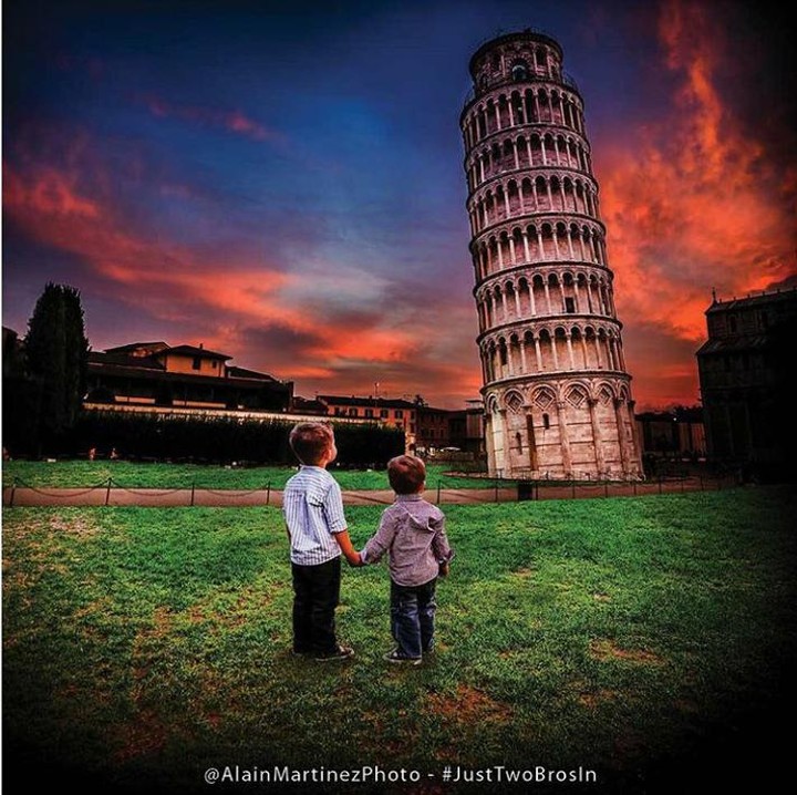 <p>Terpukau sama Menara Pisa di Italia, sang ayah, Alain Martinez yang juga seorang fotografer diam-diam mengabadikan momen tersebut. (Foto: Instagram @justtwobrosin)</p>