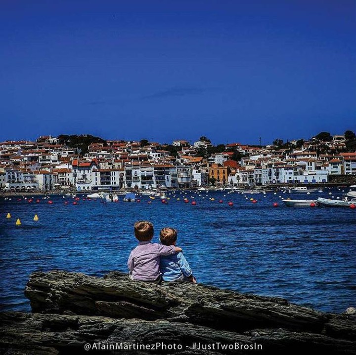 <p>Bersantai sambil melihat birunya laut di Cadeques, Spanyol. (Foto: Instagram @justtwobrosin)</p>