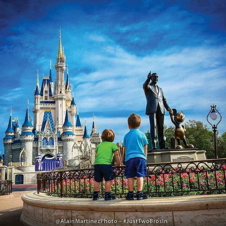 <p>Yeay! Senangnya bermain di Disney Land. (Foto: Instagram @justtwobrosin)</p>