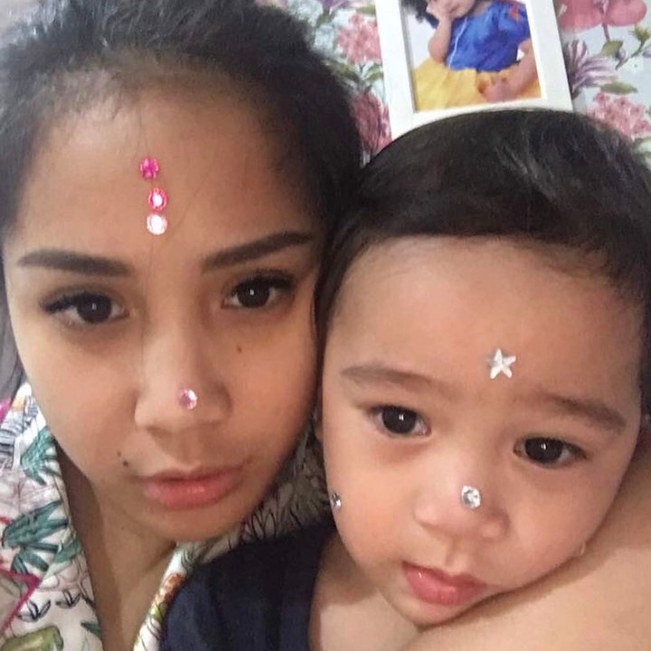 <p>Kalau posenya kayak gini, saking baby face-nya, Nagita sering disebut-sebut seperti kakaknya Rafathar. Padahal Rafathar kan anaknya, he he he. (Foto: Instagram @raffinagita1717)</p>