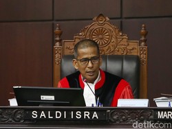 MK Terbelah 5 Banding 4 soal Perpanjang Masa Jabatan Firli Dkk