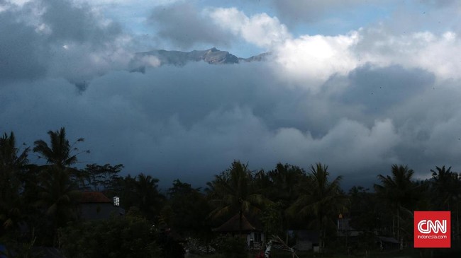 Jika Gunung Agung meletus November hingga Januari sebaran abu vulkanis akan mengarah ke Timur, bisa berdampak ke kawasan NTB dan NTT.