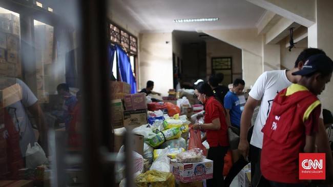 Kepala BNPB menyatakan hingga kini pun bantuan logistik untuk para pengungsi Gunung Agung pun masih terus berdatangan ke pos komando.