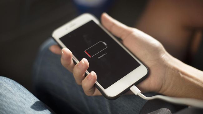 Selain harus menonaktifkan telepon seluler, penumpang juga tidak diperbolehkan menyimpan baterai cadangan di dalam bagasi pesawat