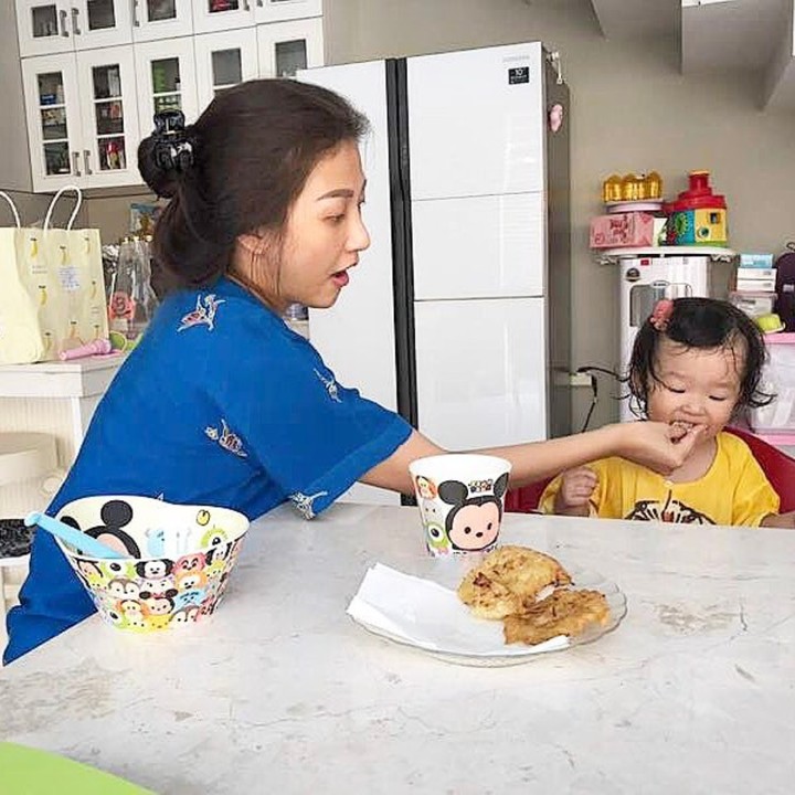 <p>Jangan remehkan eman-emak berdaster ya. Nyuapin anak, masak, ganti lampu, ngajarin anak belajar, semua bisa. (Foto: Instagram/@ruben_onsu)</p>