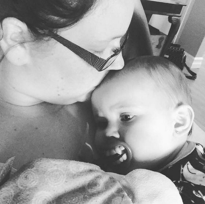 <p>Nggak cuma pelukan, kecupan sayang dari bunda bisa jadi penenang waktu anak sakit. (Foto: Instagram / @sherihaye22)</p>