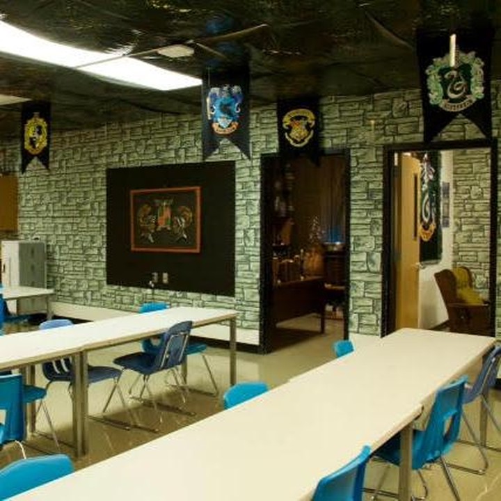 <p>Pintu masuk kelas dan dindingnya diberi wallpaper yang Harry Potter banget. (Foto: Facebook/ Kyle Ely)</p>