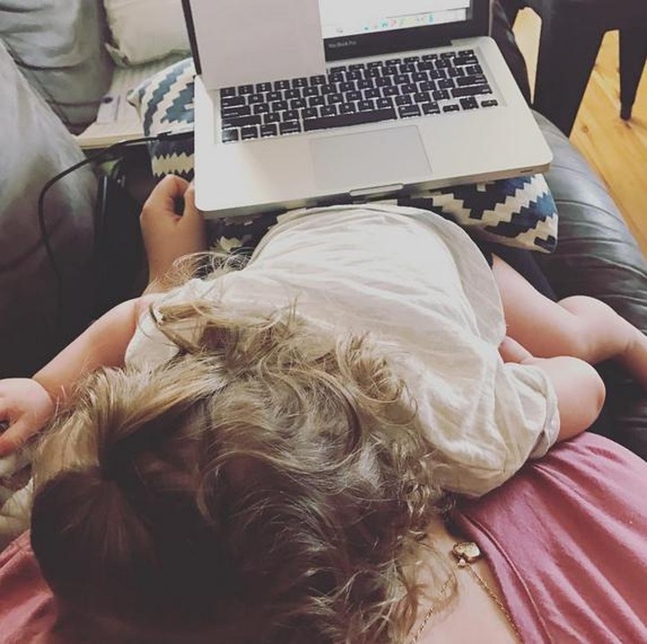 <p>Menjaga anak yang lagi sakit sambil kerja? Bisa juga kok. (Foto: Instagram /@sammibear92)</p>