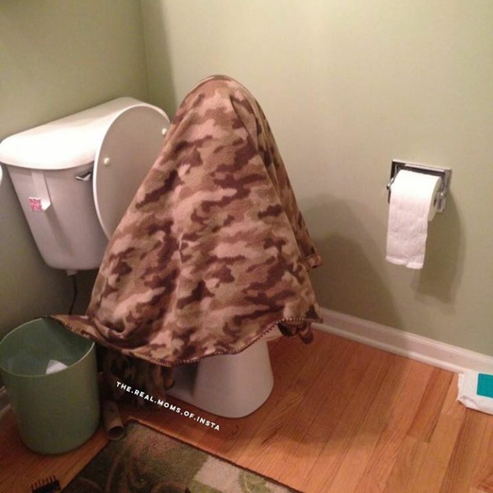 <p>Terpaksa harus ngumpet di kamar mandi. (Foto: Instagram @the.real.moms.of.insta)</p>