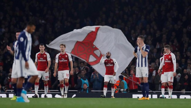 Alexandre Lacazette menjadi pahlawan Arsenal dengan mencetak dua gol kemenangan ke gawang West Bromwich Albion di Emirates, Senin (25/9)