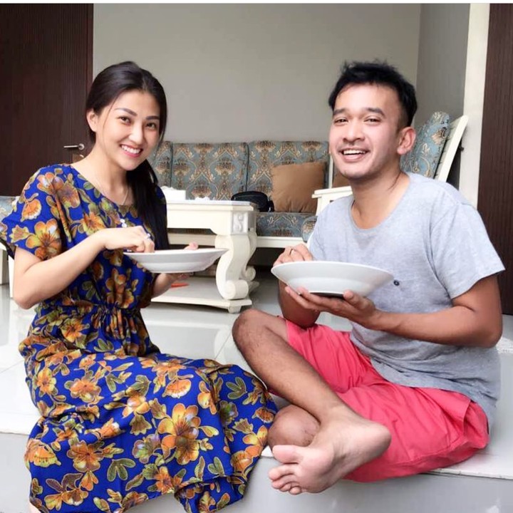 <p>Makan sambil duduk di lantai bukan masalah bagi keduanya. (Foto: Instagram/@ruben_onsu)</p>
