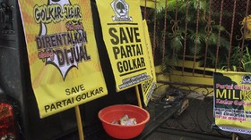 Koin dan Bendera Setengah Tiang Kader Golkar di Bandung