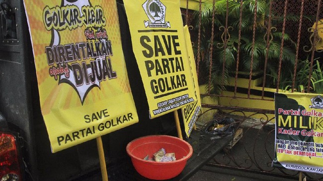 Dalam aksi sindiran terhadap DPP Golkar, kader Golkar Jabar memasang bendera setengah tiang serta mengumpulkan koin di depan kantor DPD Golkar Jabar.