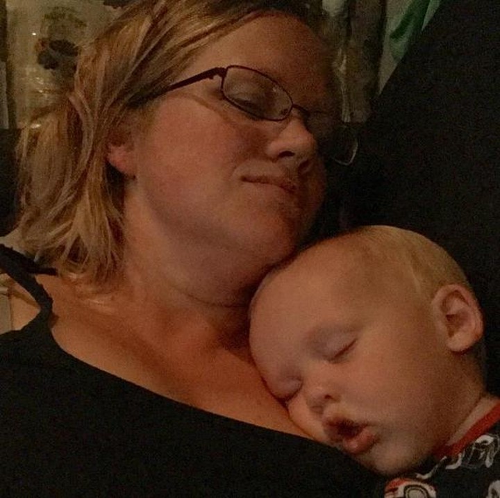 <p>Akhirnya, si kecil bisa tertidur lelap dalam dekapan bunda. (Foto: Instagram /@chad_groenhout)  </p>