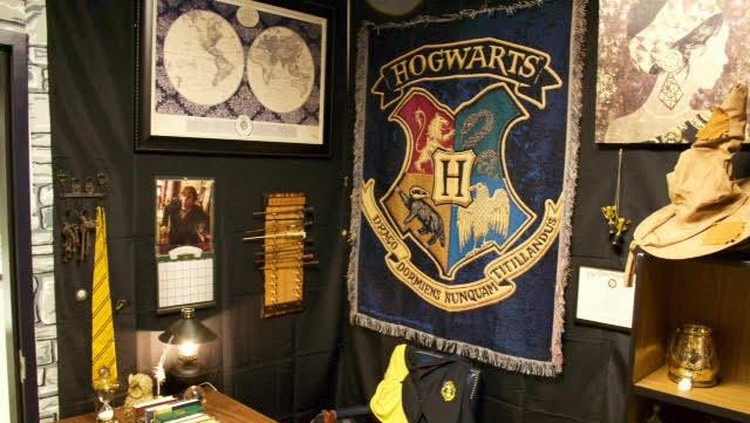 Keren! Guru Ini 'Sulap' Ruang Kelas Jadi Sekolah Harry Potter Guru asal Oregon mengubah suasana ruang kelas menjadi 'magis' ala Hogwarts, sekolah Harry Potter.