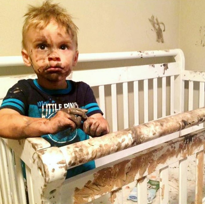 <p>Jadi seniman dadakan, semua perabot rumah dijadikan ‘media lukis’. (Foto: Instagram @averageparentproblem)</p>