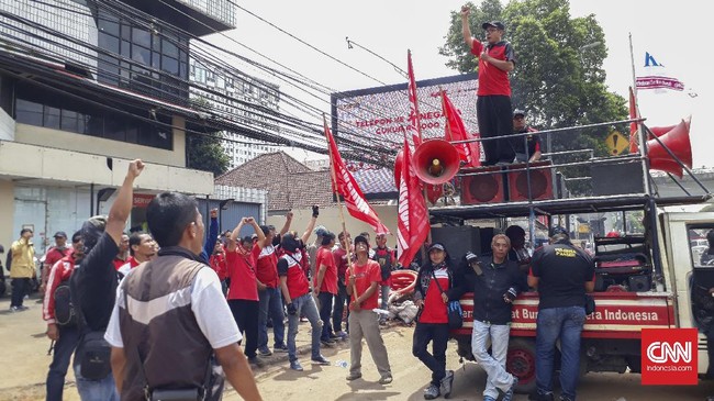 Serikat Pekerja PT Modern Putra Indonesia kembali menagih pesangon yang tak juga dibayarkan oleh perusahaan yang dahulu mengoperasikan gerai 7-Eleven.