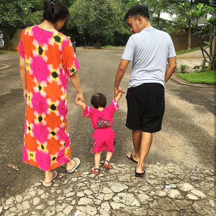 <p>Jalan-jalan pagi dulu ya. Bunda Wenda tetep kece dengan dasternya. (Foto: Instagram/@ruben_onsu)</p>