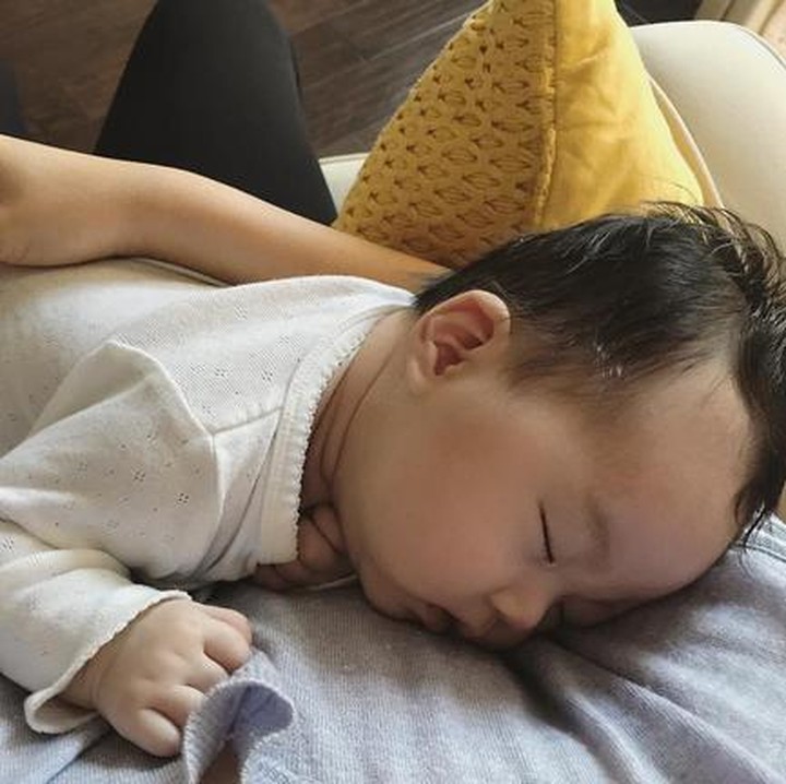 <p>Bersandar di dada bunda kadang jadi posisi pas untuk tidur kala si kecil sakit. (Foto: Instagram /@liz.yuri)</p>