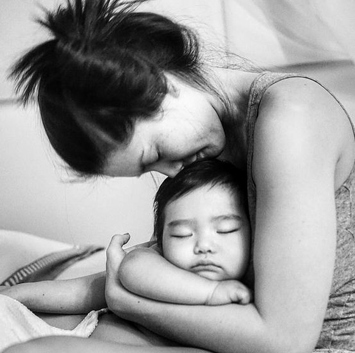 <p>Saat si kecil terkulai lemas karena sakit, bunda nggak segan memberikan apa saja supaya ia merasa lebih baik. (Foto: Instagram @matthew.deane1)</p>