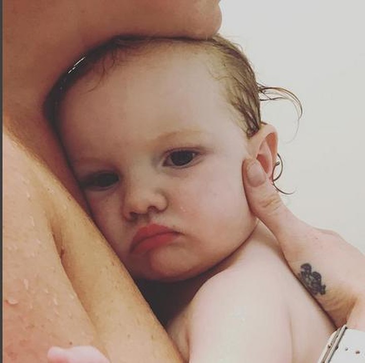 <p>Skin to skin dan pelukan bunda bisa memberi kenyamanan untuk si kecil yang lagi sakit. (Foto: Instagram / @the.bryant.beauties)  </p>